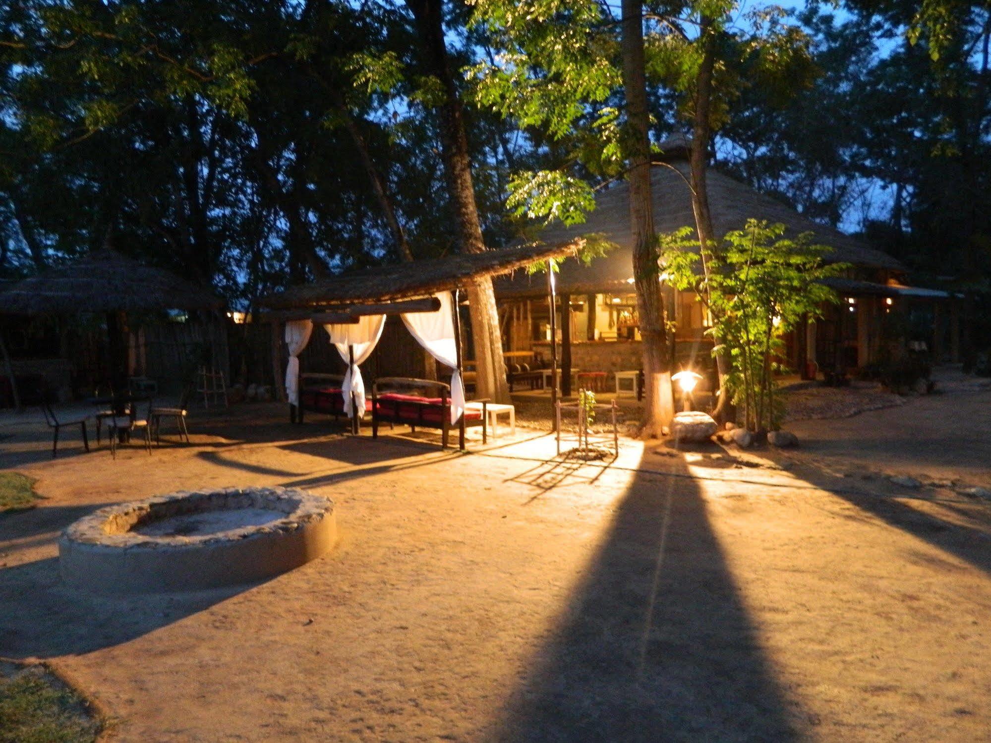 Machan Country Villa Kumarwarti Exterior foto